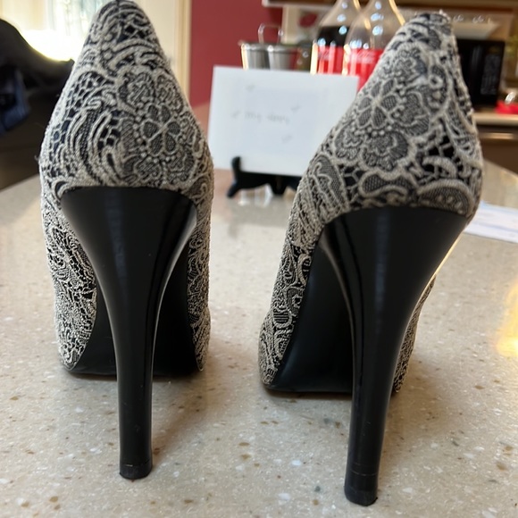 **SOLD** CARLOS by Carlos Santana Heels - Picture 5 of 9